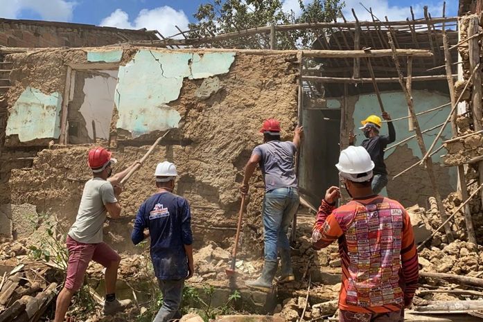 Ibateguara: Prefeito Geo Cruz inicia reconstrução de casa de ex-vereador