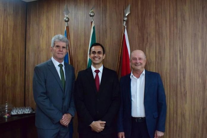 Presidente Fernando Toledo empossa novo agente de controle externo do TCE/AL