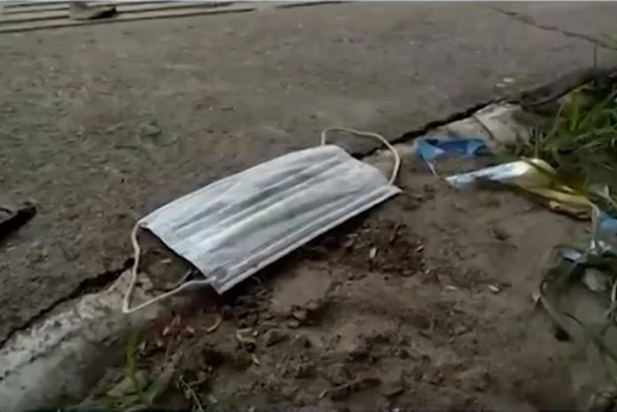 Máscara descartada de forma inadequada