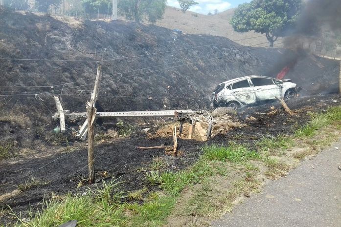 Veículo foi totalmente destruído pelo fogo