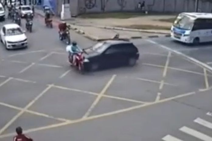 Vídeo mostra momento em que carro "fura" sinal e colide com motociclistas