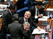 Após impasses e suspeita de fraude na eleição, Renan Calheiros retira candidatura a presidência do Senado