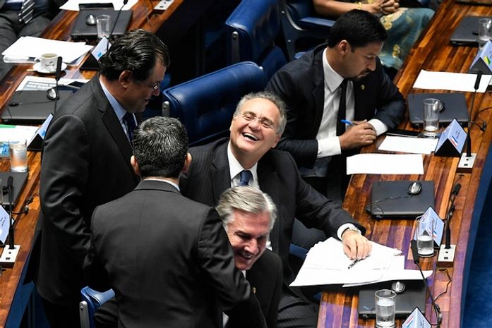 Após impasses e suspeita de fraude na eleição, Renan Calheiros retira candidatura a presidência do Senado