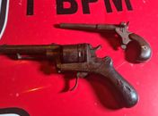 Armas de Instituto Histórico são negociadas no meio das bancas do Mercado de Produção 