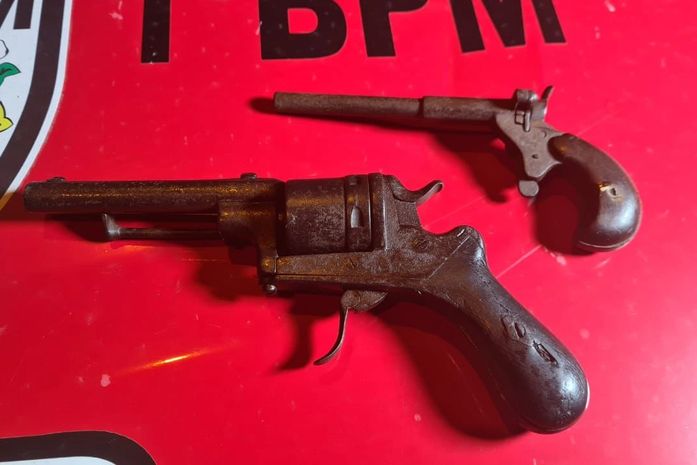 Armas de Instituto Histórico são negociadas no meio das bancas do Mercado de Produção