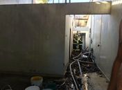 Após curto-circuito em ventilador, incêndio atinge três casas e deixa uma pessoa ferida