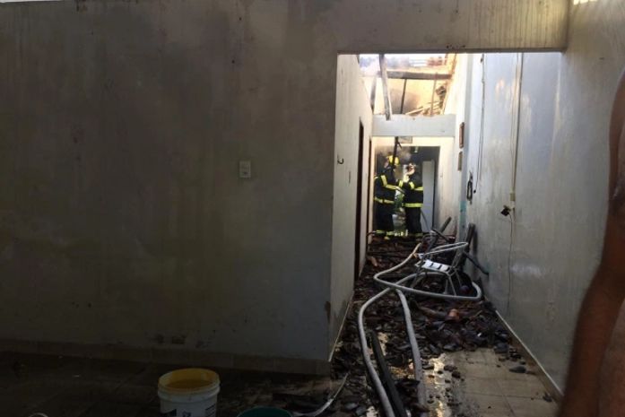 Após curto-circuito em ventilador, incêndio atinge três casas e deixa uma pessoa ferida