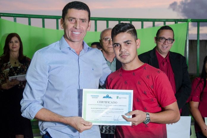 Alunos do Pronatec recebem certificados durante cerimônia de formatura em Limoeiro de Anadia