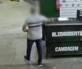 Câmeras de segurança flagram homem furtando celular dentro de loja no Centro de Arapiraca