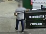 Câmeras de segurança flagram homem furtando celular dentro de loja no Centro de Arapiraca