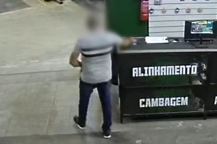 Câmeras de segurança flagram homem furtando celular dentro de loja no Centro de Arapiraca