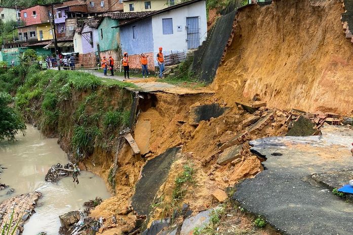 Moradores ficam ilhados após deslizamento de terra na Ladeira da Moenda