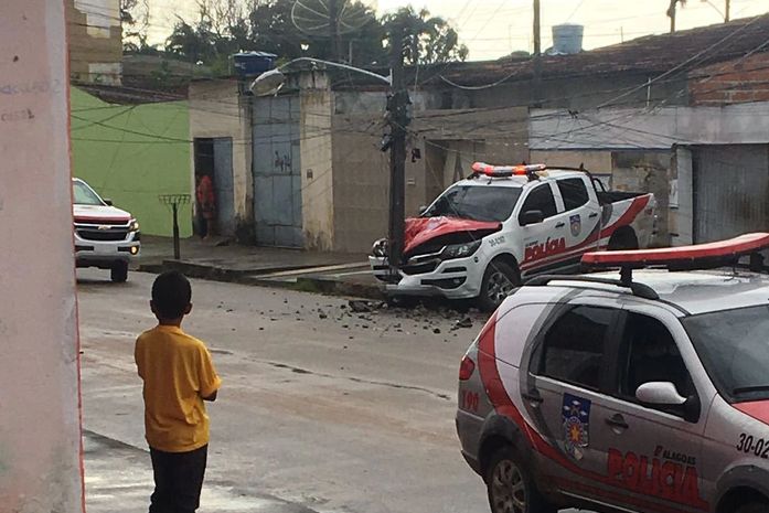 Ao socorrer militar vítima de assalto, policiais ficam feridos após acidentes com viaturas