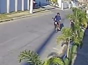 Motociclista é flagrado dando tapa nas nádegas de mulher na parte alta de Maceió; veja o vídeo
