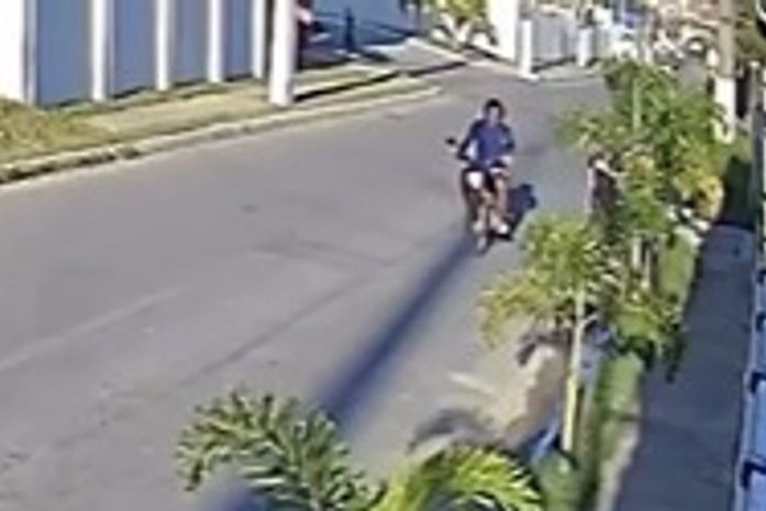 Motociclista é flagrado dando tapa nas nádegas de mulher na parte alta de Maceió; veja o vídeo