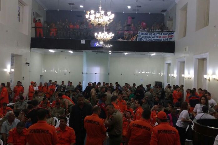 Plenário da assembleia ficou lotado de militares