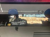 Suspeito de facilitar entrada de drogas e celulares no presídio, policial penal é preso com R$ 5 mil e meio quilo de cocaína 