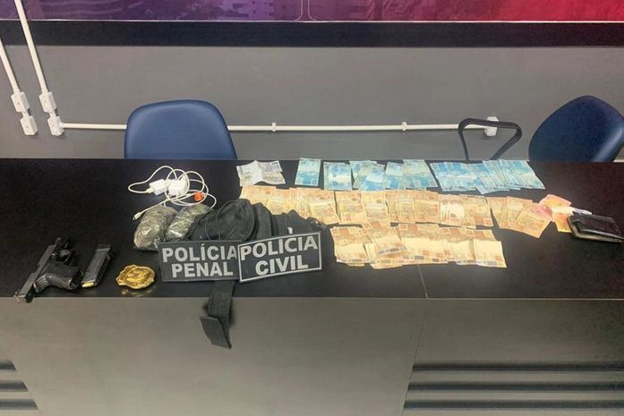 Suspeito de facilitar entrada de drogas e celulares no presídio, policial penal é preso com R$ 5 mil e meio quilo de cocaína