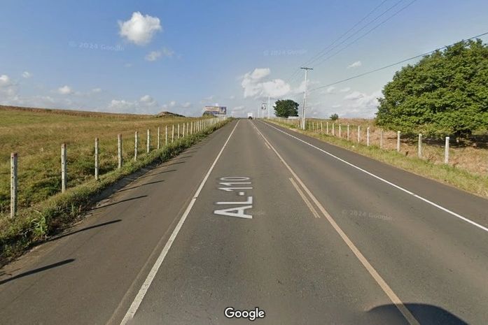 Caminhão tomba na AL-110 próximo a Coité do Nóia; motorista e ajudante saem ilesos