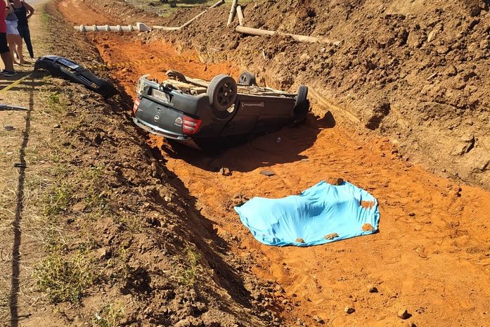 Após roda se desprender, motorista perde controle de carro e morre durante capotamento 