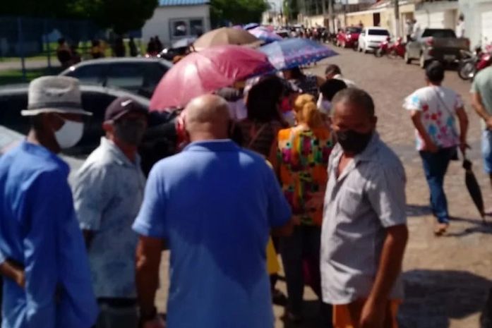 Com poucas doses, vacinação gera filas e aglomeração e imunizantes acabam rápido em Arapiraca
