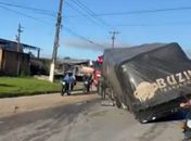 Carreta quebra e interdita parcialmente via próxima ao Hospital Metropolitano
