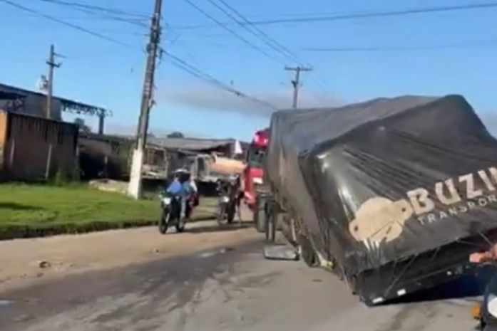 Carreta quebra e interdita parcialmente via próxima ao Hospital Metropolitano