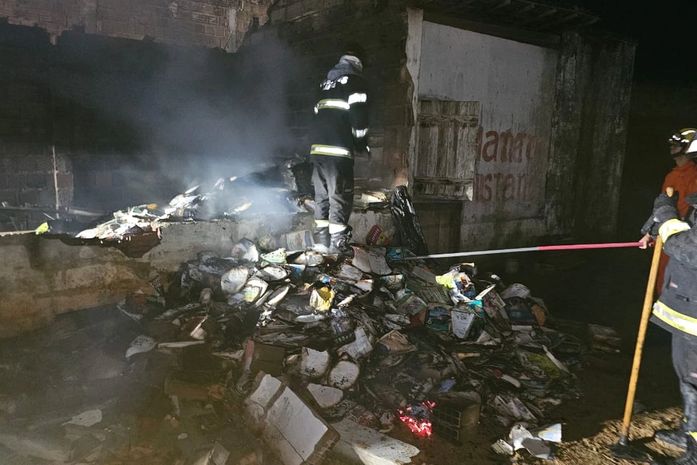 Rastro de destruição: incêndio consome casa clandestina de fogos de artifício no interior de AL