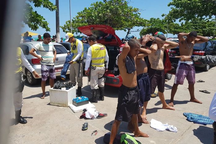 Acusados de tráfico de drogas são presos na orla da Pajuçara