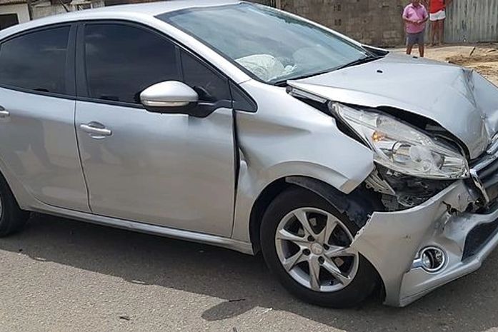 Veículo colide com traseira de van em Atalaia; ninguém ficou ferido