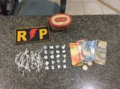 RP prende homem com 20 bombinhas de maconha e 94 pedras de crack