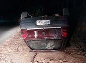 Motorista em alta velocidade atropela duas pessoas e foge do local no interior