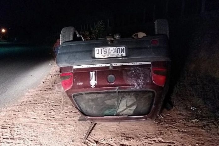 Motorista em alta velocidade atropela duas pessoas e foge do local no interior
