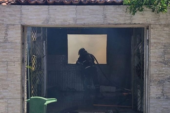 Casa na parte alta de Maceió fica destruída após incêndio