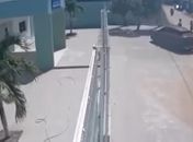 Câmeras de segurança registram momento em que médica atira contra o ex-esposo em Arapiraca