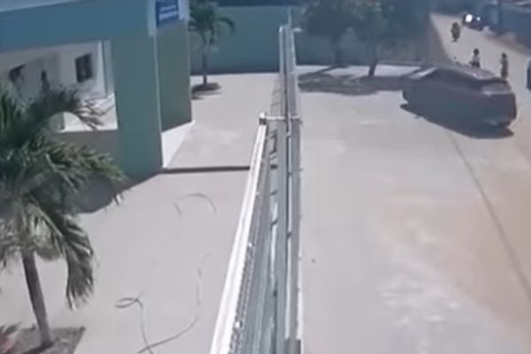 Câmeras de segurança registram momento em que médica atira contra o ex ...