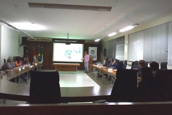 Compram recebe técnicos da Estre para explicar acidentes ambientais no tratamento de chorume