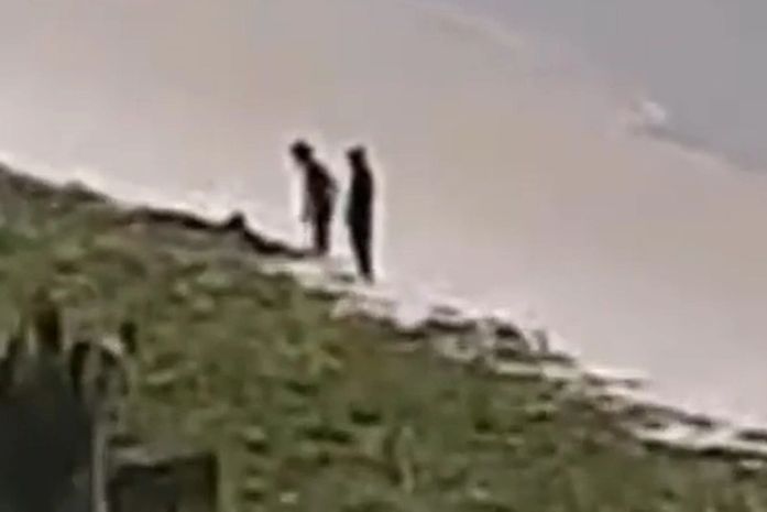 Moradores flagram homens fazendo sexo em público na Praia da Avenida; veja o vídeo