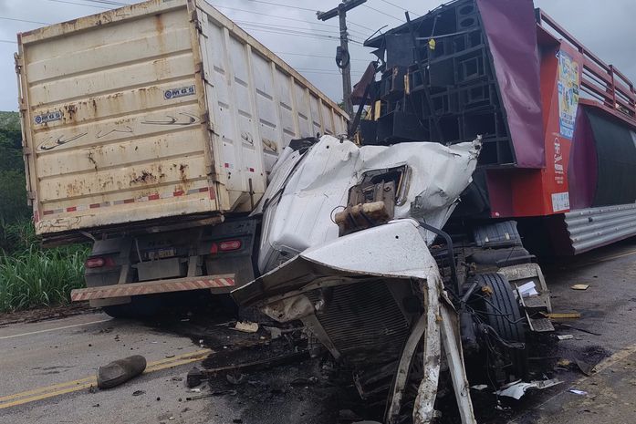 Colisão entre trio elétrico e caçamba deixa uma pessoa morta e duas feridas, em Matriz do Camaragibe