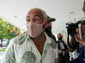 Belo chegando na delegacia, na Zona Norte do Rio de Janeiro.