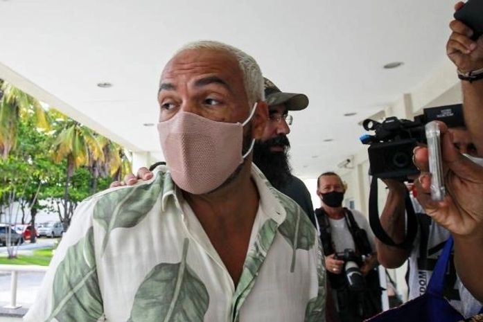 Belo chegando na delegacia, na Zona Norte do Rio de Janeiro.