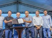Lula assina ordem de serviço para trecho V do Canal do Sertão ao lado de políticos alagoanos
