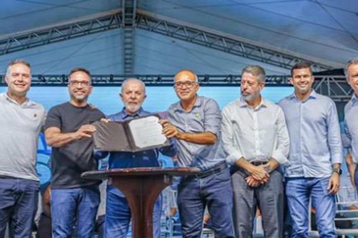 Lula assina ordem de serviço para trecho V do Canal do Sertão ao lado de políticos alagoanos