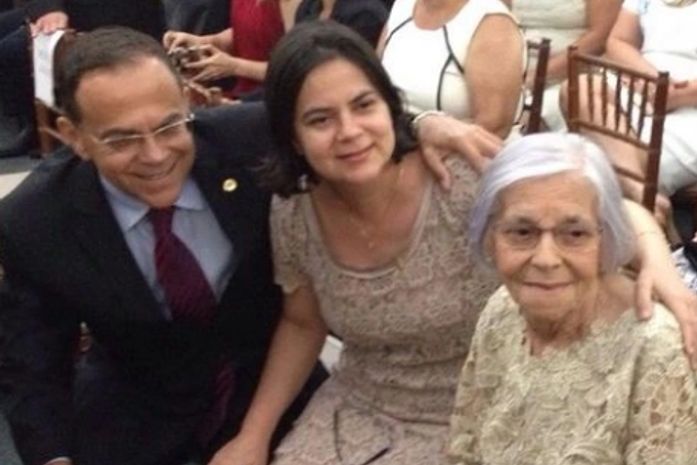 Dona Lelice ao lado dos filhos, Gilvan Barros e Gilvânia Barros.