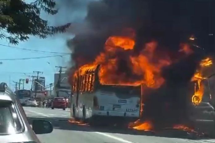 Perícia técnica deve identificar causa de incêndio que destruiu ônibus na Avenida Fernandes Lima; veja vídeos
