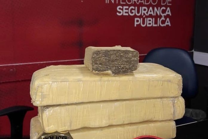 Ação integrada das polícias Civil e Militar localiza droga enterrada no Sertão.