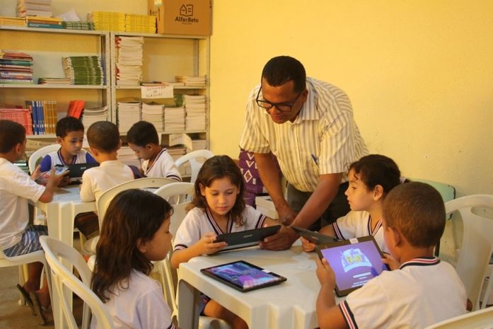 Programa Flui: Alunos deodorenses iniciam atividades com tablets nas escolas municipais