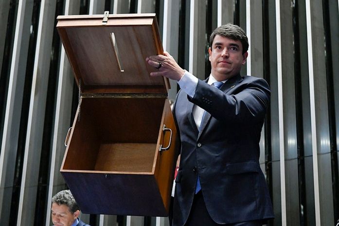Mais um “round” vergonhoso na eleição para presidência do Senado