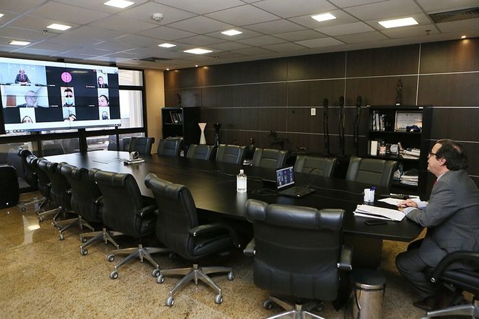 Tutmés Airan durante reunião por vídeo conferência sobre Casa da Mulher Alagoana.