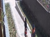 Vídeo mostra casal fugindo após praticar assalto na Barra de São Miguel